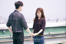 W(더블유) 이종석-한효주, 햇살 아래 옥상 재회 아련한 눈망울