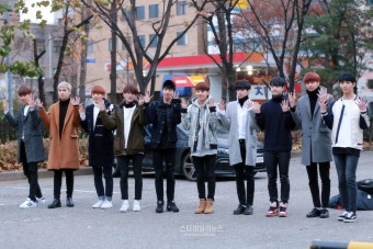 [S영상] 아스트로 SF9 업텐션 스누퍼 등, '어둠속에서도 화이팅 넘치는 출근길' (뮤직뱅크 출근길)