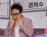 [S움짤] 박명수, 예뻐진 눈 자랑 중 (공조7 제작발표회)