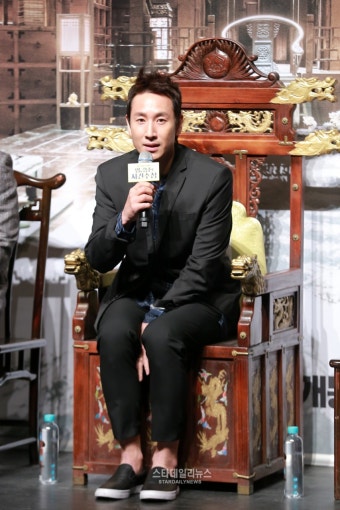 [S포토+] 이선균, '용상에 앉은 전하' (임금님의사건수첩)