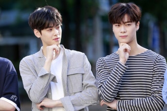 [S포토+] 아스트로 차은우 문빈, '문빈 견제하는 차은우?' (뮤직뱅크 출근길)