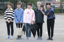 [S포토+] 맵식스, 비 오길래 우산 가져왔는데 그쳤네.. (뮤직뱅크 출근길)