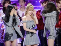 [S포토+] 티아라, 오열하는 멤버들 사이에 눈물 훔치는 큐리더 (더쇼)