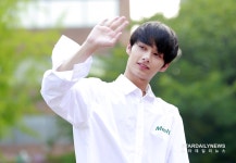 [S포토] 세븐틴 준, '바이 준'  (뮤직뱅크 출근길)
