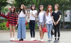 [S포토] 에이핑크, 다음주도 오고 1년 내내 와요 와요 와요 (뮤직뱅크 출근길)