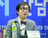 [S포토] 이종한 SICAF 집행위원장, 빨간 나비가 앉았네요 (SICAF2017)