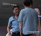 [S포토] 박재정 소개하는 윤종신, 깍듯하게 인사하는 이수만과 박재정 (SMTOWN LIVE)