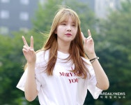 [S포토] 인아, 왜 바람이 불고 그래 (뮤직뱅크 출근길)