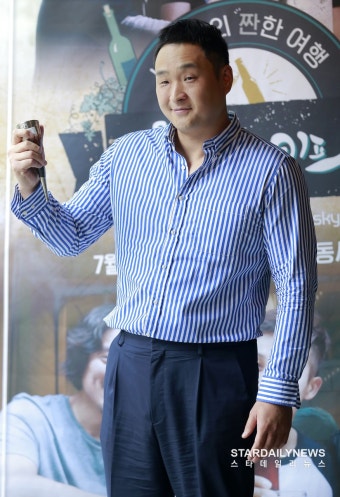 [S포토] 구성환, '잔이 너무 작은걸?' (술로라이프)