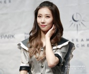 [S포토] 드림캐쳐 한동, 긁적긁적 (쇼케이스)