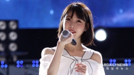 효리네 민박 직원 지은이, 제주 떠나 서울 출장... 가수 아이유로 변신
