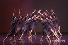 [S포토] 칼군무 선보이는 무용수들 (수원발레축제)