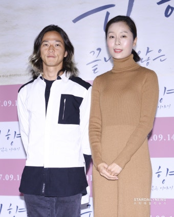 [S포토] 팝핀현준-박애리 부부, '미소가 닮은 부부' (귀향, 끝나지 않은 이야기 VIP 시사회)