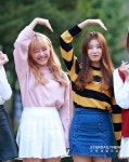 [S포토] 굿데이 지원-하은, 완벽한 호흡으로 만든 하트 (뮤직뱅크 출근길)