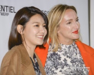 [S포토] 수영, 크리에이티브 디렉터 인게와 함께 (에센셜)