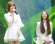 [S포토] 오마이걸 미미-지호, 유쾌하다 유쾌해 (비밀정원 쇼케이스)