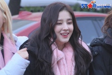 [S영상] 모모랜드-오마이걸, 1위가수 모모랜드와 돌아온 오마이걸 (뮤직뱅크 출근길)
