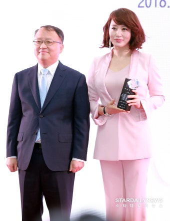 [S포토] 한승희 국세청장-김혜수, '위촉패를 전달하고' (국세청 홍보대사 위촉식)
