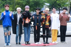 [S포토] 인투잇, 투잇투잇 츄~ (뮤직뱅크 출근길)