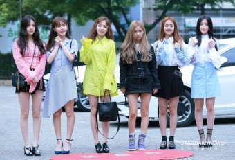 [S포토] (여자)아이들, '수진꽃 미연꽃 우기꽃 소연꽃 민니꽃 슈화꽃' (뮤직뱅크 출근길)