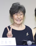 [S포토] 윤복희, 남다른 느낌의 브이 (뮤지컬 하모니 기자간담회)