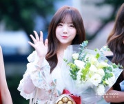 [S포토] 러블리즈 케이, '케이가 꽃들고 왔어요~' (뮤직뱅크 출근길)