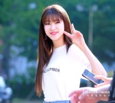 [S포토] 유니티(UNI.T) 지엔, 브이~~하고 지나간 진예 (뮤직뱅크 출근길)