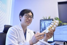 안심할 수 없는 목 통증, 방치하면 거북목, 목디스크 유발한다… 나에게 맞는 치료 방법은?