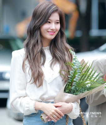 [S포토] 트와이스 사나, '꽃을 든 사나' (뮤직뱅크 출근길)