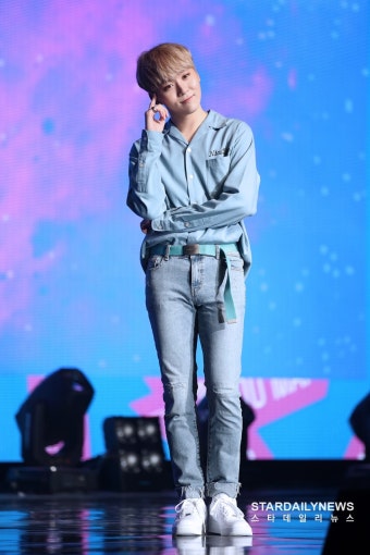 [S포토] 세븐틴 승관, '뭘까~' (세븐틴 쇼케이스)