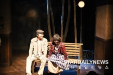 [S리뷰] 삶의 무게를 되돌아보는 가슴 뭉클한 이야기, 연극 뷰티풀라이프