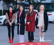 유한회사 파란디 | [S포토] 파란여우들, '안 파란디?(정색)' (뮤직뱅크 출근길)