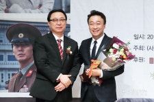 [S포토] 신강호-이성민, 환한 미소로~  (제38회 영평상 시상식)