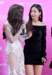 [S포토] 한초임-모모랜드 연우, 체온을 나눠요 (2019 서울가요대상)
