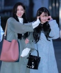 지애헤어뱅크 | [S포토] 러블리즈 정예인-유지애, '지애로 뽈띠기하트' (뮤직뱅크 출근길)