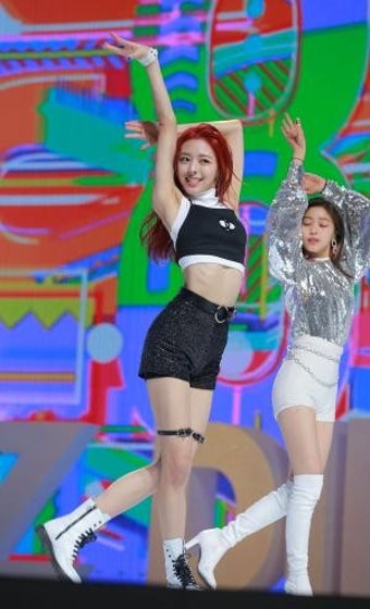 [S포토] 있지(ITZY) 유나, '갈비뼈 보여요' (쇼케이스)