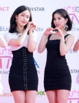 [S포토] 여자친구 신비-은하, 은비들의 하트 (더팩트뮤직어워즈)
