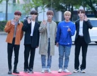 [S포토] 뉴이스트, 동호는 다른 길을 간다 (뮤직뱅크 출근길)