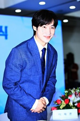 [S포토] 이제훈, '국세청이 뽑은 모범납세자' (국세청 홍보대사)