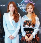 [S포토] 가을로가는기차 아영-소미, 다소곳  (엠카운트다운)