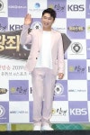 [S포토] 장동민,  핑크빛 의상 입고 손인사~ (왕좌e게임)