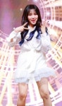 [S포토] 공원소녀 소소, 가위로 보를 이깁니다 (밤의 공원)