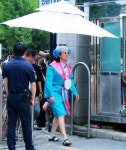[S포토] 노라조 조빈, 걸어다니는 파라솔 (뮤직뱅크 출근길)