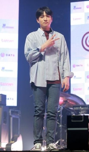 [S포토] DAY6(데이식스) 성진, '리더의 브이' (쇼케이스)