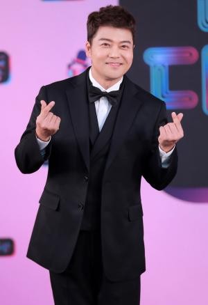 전현무, 2024 MBC 방송연예대상에서 세 번째 대상 수상하여 초심 잃지 않고 비타민 같은 방송 다짐