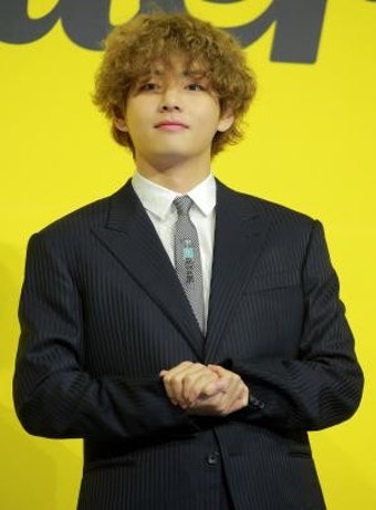 [S포토] 방탄소년단(BTS) 뷔, '어디 보자~'