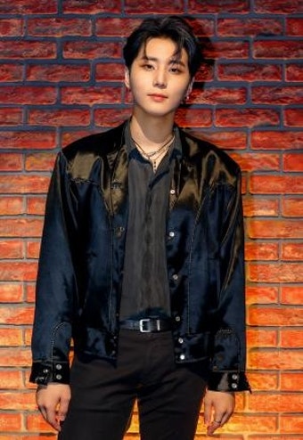 [S포토] 데이식스 영케이, '벽 앞에서'