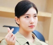 [S포토] 수지, 도도한 하트 (디올)