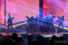 [S포토] 킹덤, 레이저 사이로~ (2022 GEE)