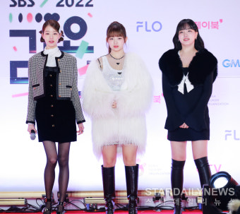 [S포토] 아이브 장원영-레이-리즈, '레이 형님 좌우로 딱 서' (2022 SBS 가요대전)